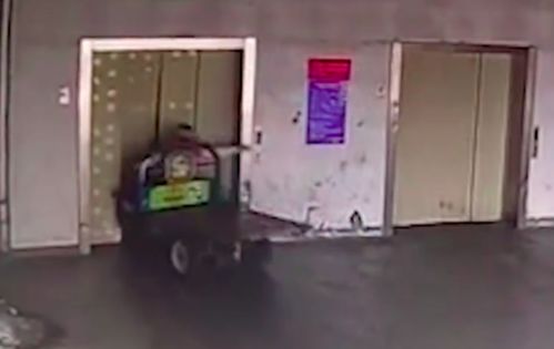 江蘇一女子誤擰三輪車(chē)油門(mén)撞入電梯井墜亡，官方回應(yīng)貨梯設(shè)備正常